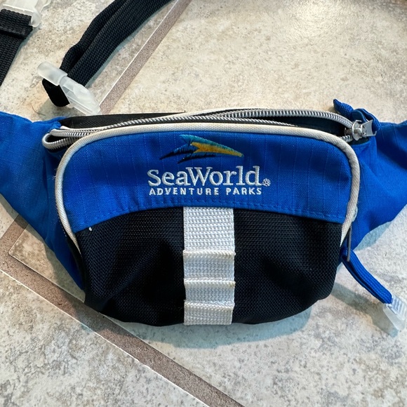 Vintage SeaWorld Fanny Pack - Picture 2 of 3